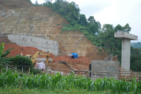 Trượt chân ngã khi dỡ giàn giáo, một công nhân tử vong - 1 Hiện trường vụ tai nạn