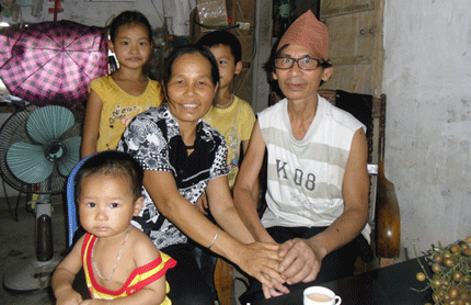 Chuyện cảm động về đám cưới không có chú rể - 1 Vợ chồng ông Diên, bà Nguyết sum vầy bên con cháu. Ảnh: PL