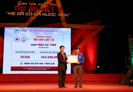 Ông Lê Anh Dũng và đại diện Hội Hỗ trợ gia đình Liệt sỹ Việt Nam tại lễ trao tặng.