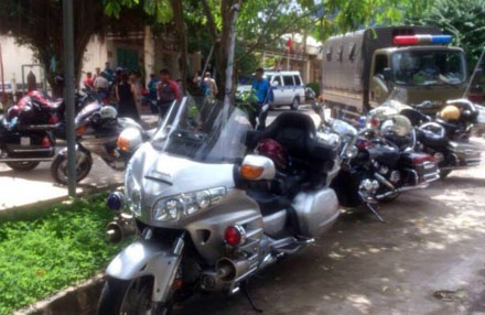 Những chiếc xe mô tô bị tạm giữ xử lý (Ảnh: CTV)