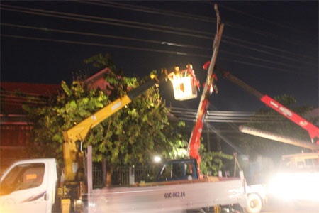 Xe cứu hộ làm gãy trụ điện, hàng ngàn hộ dân mất điện - 2 Rạng sáng nay, một sự cố giao thông khác xảy ra