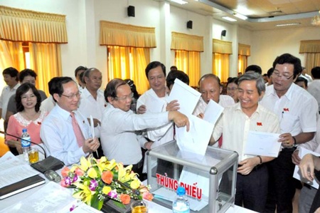 Các đại biểu tham gia bỏ phiếu tín nhiệm (Ảnh: Hồng Long)