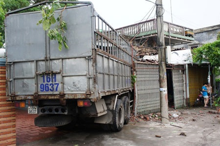 Xe tải “quậy” tứ tung, tài xế thoát chết hi hữu - 1 Hiện trường vẫn còn nguyên sau 20 tiếng kể từ lúc xảy ra tai nạn.