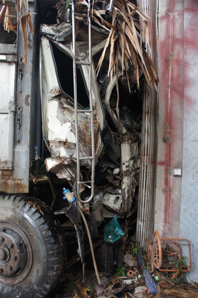 Xe tải “quậy” tứ tung, tài xế thoát chết hi hữu - 2 Đầu xe găm thẳng vào nhà dân, nát bét, nhưng tài xế thoát chết đầy may mắn