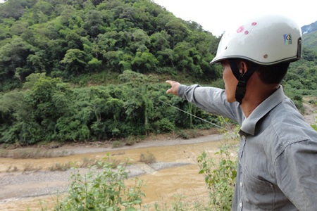 Niềm vui cho những mối tình Việt - Lào “vắt vẻo” đường biên - 3 Hai nước Việt-Lào tại Mường Típ chỉ cách nhau một con sông (Ảnh: PV/Vietnam+)