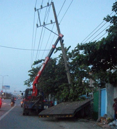Xe cứu hộ làm gãy trụ điện, hàng ngàn hộ dân mất điện - 1 Xe cứu hộ làm gãy trụ điện, hàng ngàn hộ dân mất điện