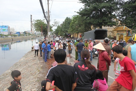 Nhiều người hiếu kỳ tập trung quanh nơi phát hiện xác chết