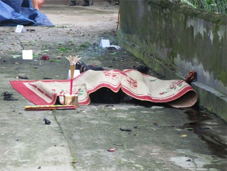 Thi thể anh Quý nằm lại hiện trường