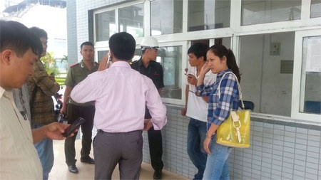 Công an, phóng viên cùng bị bảo vệ ngăn cản, không cho vào trong nhà máy