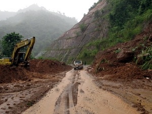 Thông đường trên Quốc lộ 279 sau gần 5 giờ ách tắc - 1 Xử lý sạt lở trên quốc lộ 279. (Ảnh: Chu Quốc Hùng)