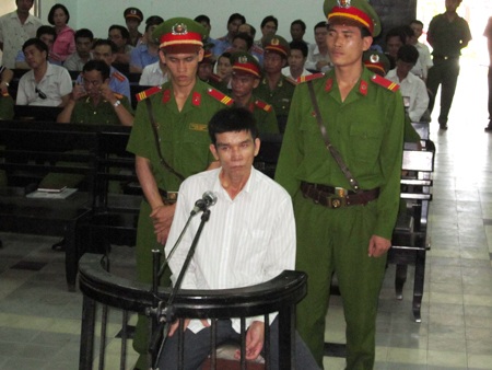 Xử vụ nổ mìn nhà GĐ Công an Khánh Hòa: Bị cáo làm “trò hề” tại tòa