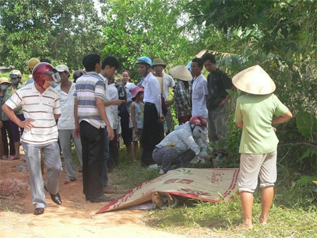 Người đàn ông nằm chết cạnh xe máy dưới mương - 1 Người đàn ông nằm chết cạnh xe máy dưới mương