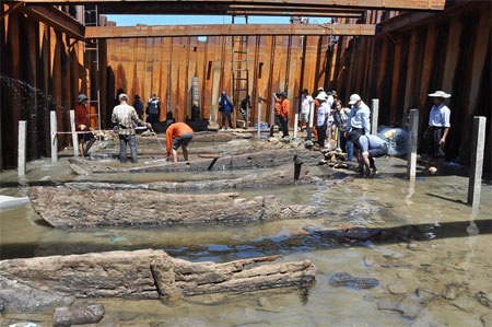 Thân tàu có nhiều vết mục nát do bị cháy