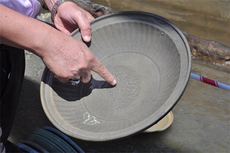 Loại đĩa men ngọc có hoa văn mẫu đơn rất có giá trị