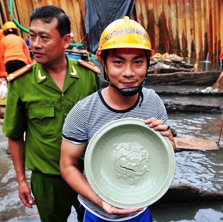 Một chiếc đĩa men ngọc có hoa văn rồng chính giữa lòng đĩa