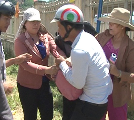 Kẻ xấu “cướp” hàng chục tỷ tiền đền bù trên tay dân nghèo - 2 Cảnh cướp giật diễn ra giữa ban ngày