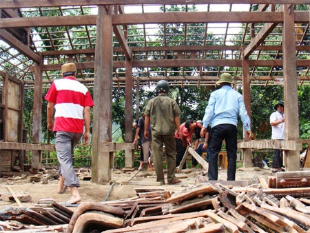 Gần 1.000 dân di dời khẩn cấp: Xây bếp ở tạm để tránh lũ