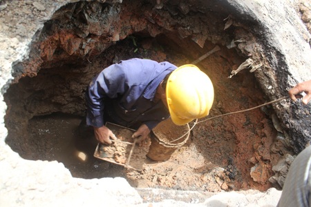 Thêm một hố sâu xuất hiện khi xe tải chạy qua - 1 Khắc phục hố sâu
