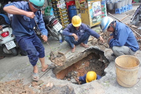 Thêm một hố sâu xuất hiện khi xe tải chạy qua - 2 Khắc phục hố sâu