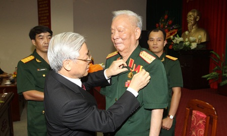 Đại tướng Lê Đức Anh nhận huy hiệu 75 năm tuổi Đảng - 1 Đại tướng Lê Đức Anh nhận huy hiệu 75 năm tuổi Đảng