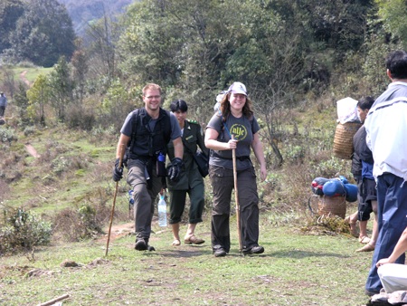 Nhân viên vườn quốc gia Hoàng Liên (Sa Pa) hướng dẫn đoàn du khách quốc tế leo núi Phan Si Păng