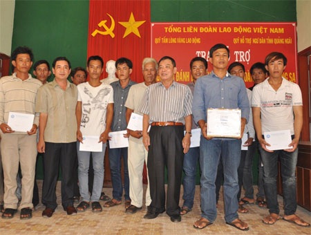 Hỗ trợ 2 tàu cá bị đánh, cướp ở Hoàng Sa - 1 Đại diện Quỹ Hỗ trợ ngư dân tỉnh Quảng Ngãi hỗ trợ 2 tàu cá vừa bị đánh, cướp ở Hoàng Sa