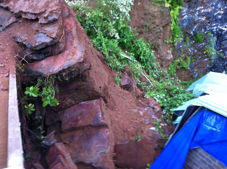 Khối đá lớn đè sập nhà dân lúc nửa đêm - 2 Hiện trường tan hoang.