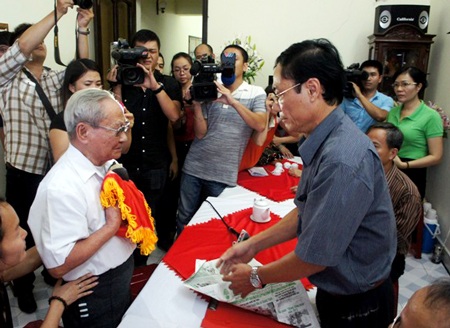 Gia đình liệt sĩ òa khóc khi nhận lại cuốn nhật ký của con - 1 Cụ Sắc (áo trắng) ôm chặt cuốn nhật ký vào lòng