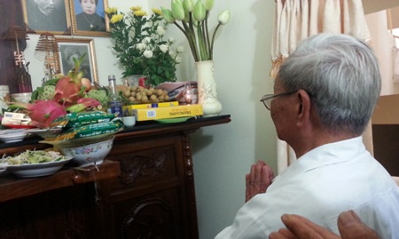 Gia đình liệt sĩ òa khóc khi nhận lại cuốn nhật ký của con - 2 Thắp hương cho con với kỷ vật vừa nhận được