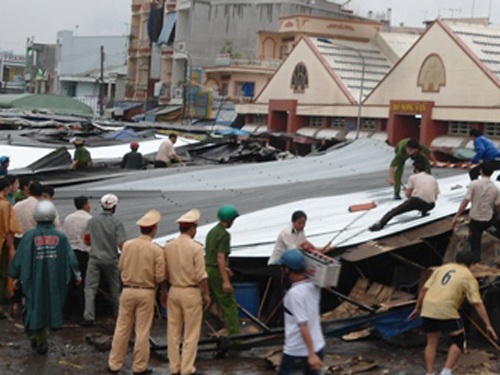 Toàn bộ khu quầy hàng ăn uống Chợ Cao Lãnh sập đổ