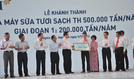 Khánh thành nhà máy sữa tươi sạch lớn nhất Đông Nam Á - 3 Khánh thành nhà máy sữa tươi sạch lớn nhất Đông Nam Á