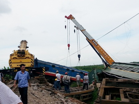 Hiện trường ngổn ngang nơi xảy ra lật tàu