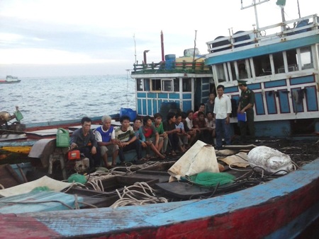 Hai tàu cá Quảng Ngãi bị đánh, cướp ở Hoàng Sa - 1 Bộ đội biên phòng lấy lời khai các ngư dân và xác minh vụ việc