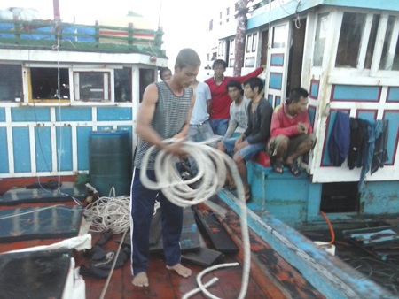 Hai tàu cá Quảng Ngãi bị đánh, cướp ở Hoàng Sa - 2 Thuyền trưởng Mai Văn Cường đang cuốn lại dây neo bị chặt đứt