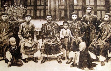 Bí mật về thái giám trong cung nhà Nguyễn: Những phận đời đặc biệt - 2 Một nhóm thái giám triều Nguyễn - năm 1918. Ảnh tư liệu của Nhà nghiên cứu Phan Thuận An.
