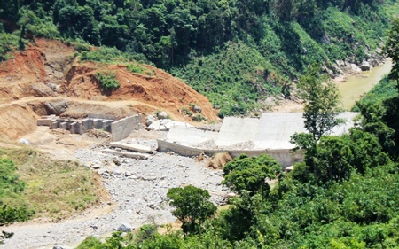 10 tháng, 3 đập thủy điện “tự dưng” vỡ! - 4 Đập thủy điện Đắk Mek 3 bị vỡ vì một chiếc xe ben?