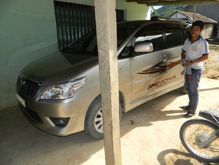 Đinh Văn Trãi bên chiếc xe Innova mới cứng