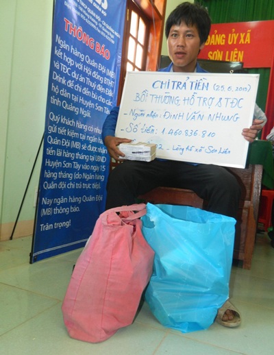 Đinh Văn Trãi bên chiếc xe Innova mới cứng