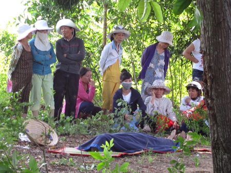 Cãi nhau với chồng, cụ bà 73 tuổi nhảy sông tự vẫn - 1 Thi thể bà cụ được đưa lên bờ.