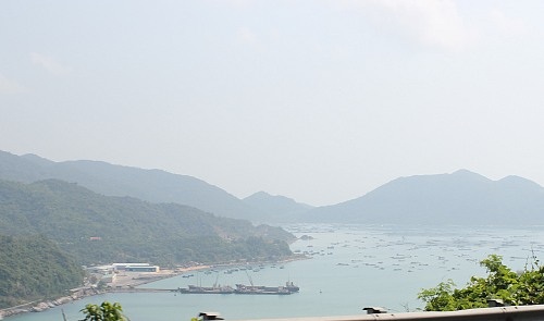 “Động thiên đường” trên đèo Cả - 1 Một góc Vũng Rô, nhìn từ đèo Cả