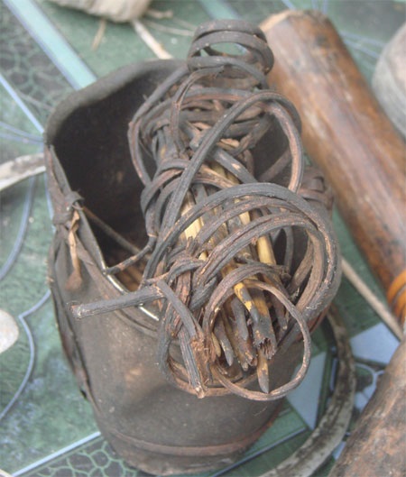 Hai chiếc áo làm bằng vỏ cây