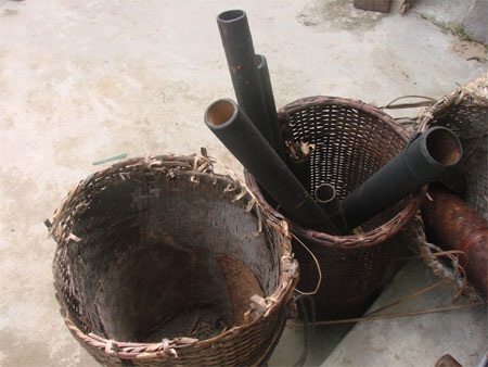 Ống lồ ô, ống tre làm phương tiện cất giữ hạt giống, thuốc.