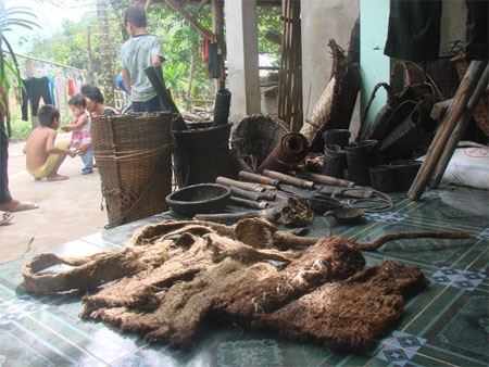 Toàn bộ đồ dùng tự làm của hai cha con người rừng