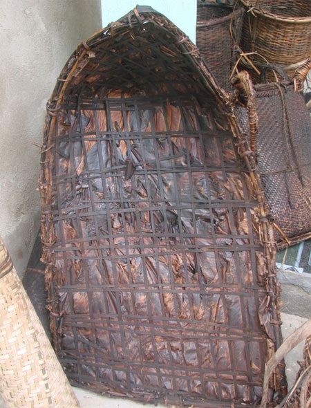 Từ các loại lá cây, kết thành vật dụng che mưa