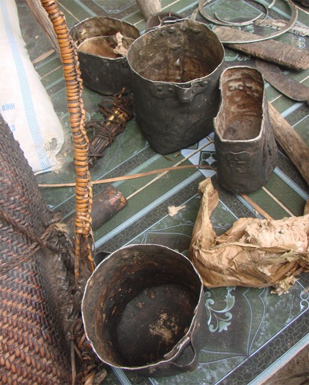 Từ mảnh nhôm vũ khí, hai cha con ông Thanh chế tạo xoong, nồi.