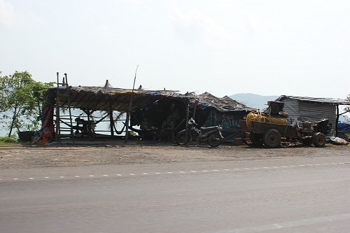 “Động thiên đường” trên đèo Cả - 2 Quán giải khát nào ở đèo Cả cũng thường có bảo kê ngồi canh gác