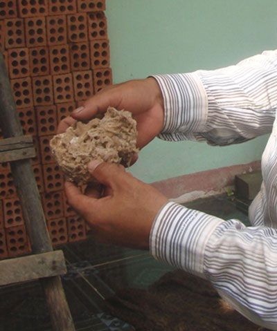 Chất liệu bông phát lửa được dùng để mồi lửa từ hai viên đá dùng đánh lửa.