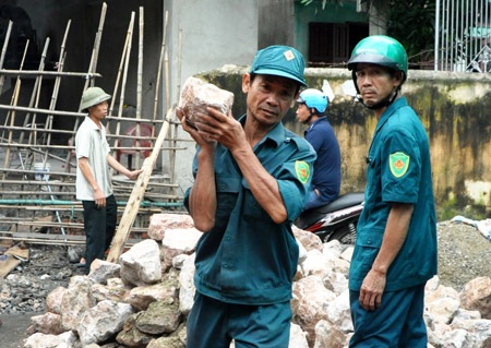 Đang ngủ bỗng bị “hố tử thần” kéo tụt xuống lòng đất - 3 Lực lượng chứ năng dùng đá lấp hố.