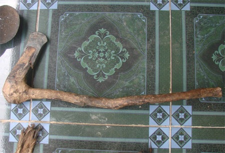 Một vật dụng giống như công cụ lao động của người xưa.