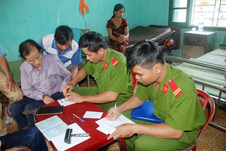 Cận cảnh làm CMND, hộ khẩu cho cha con “người rừng” - 3 Ông Thanh vẫn còn yếu